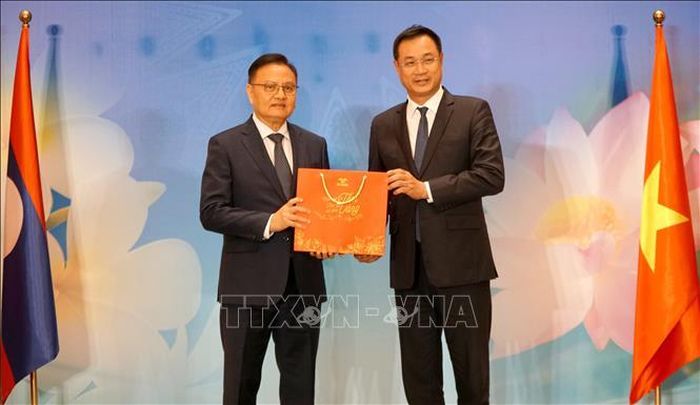 Ủy viên Trung ương Đảng, Bí thư Thành ủy Đà Nẵng Lê Ngọc Quang (bên phải) tặng quà lưu niệm cho Phó Thủ tướng, Bộ trưởng Bộ Tài chính Lào Santiphab Phomvihane. Ảnh: Quốc Dũng/TTXVN