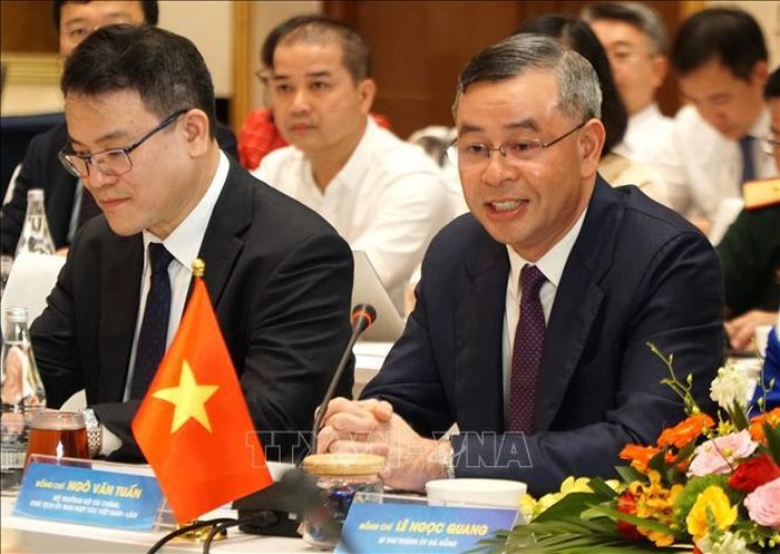 Bộ trưởng Bộ Tài chính Việt Nam, Chủ tịch Ủy ban hợp tác Việt Nam - Lào Ngô Văn Tuấn (bên phải) phát biểu tại Hội nghị. Ảnh: Quốc Dũng - TTXVN