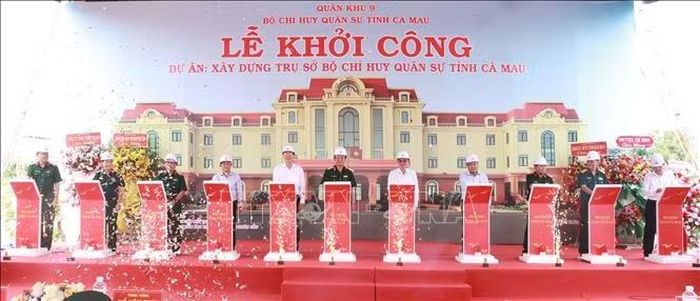Các đại biểu thực hiện nghi thức khởi công dự án.
