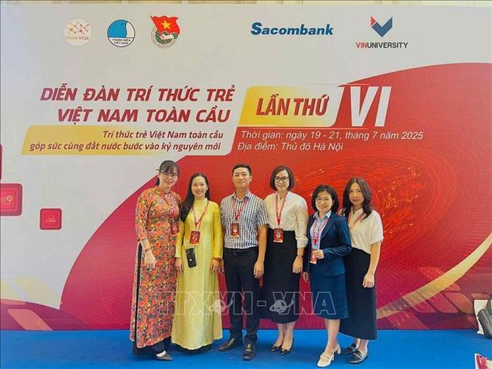 Tiến sỹ Nguyễn Thị Khánh (ngoài cùng, bên phải), nghiên cứu sinh sau Tiến sỹ tại Đại học Trung Văn Hong Kong, tham gia Diễn đàn Trí thức trẻ Việt Nam toàn cầu tại Hà Nội. Ảnh: TTXVN phát