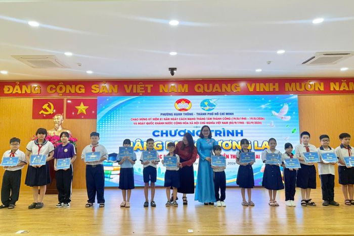 Các suất học bổng Nguyễn Hữu Thọ và Nguyễn Thị Minh Khai tiếp thêm điều kiện để nhiều học sinh, sinh viên khó khăn duy trì việc học.
