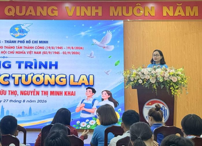 Bà Võ Xuân Danh, Chủ tịch Ủy ban MTTQ Việt Nam phường Hạnh Thông phát biểu tại chương trình.