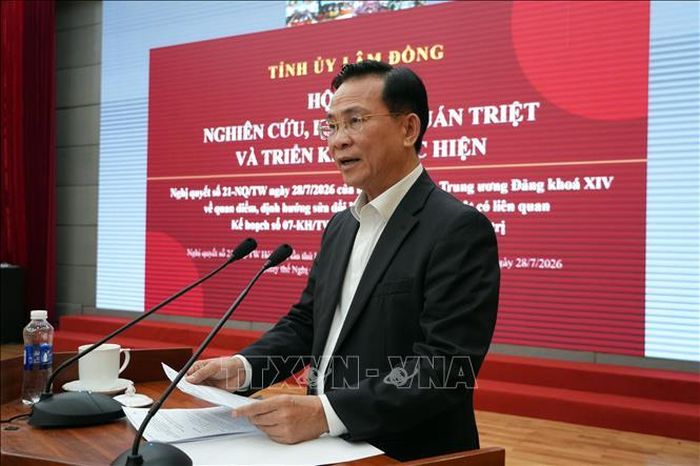 Ông Hồ Văn Mười, Ủy viên Trung ương Đảng, Chủ tịch UBND tỉnh Lâm Đồng làm rõ các nội dung Nghị quyết số 21-NQ/TƯ về quan điểm, định hướng sửa dổi Lật Đất đai và các luật liên quan.