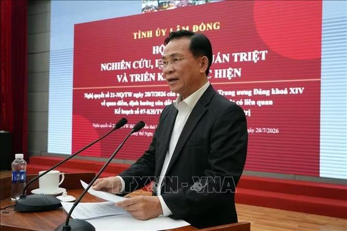Ông Hồ Văn Mười, Ủy viên Trung ương Đảng, Chủ tịch UBND tỉnh Lâm Đồng làm rõ các nội dung Nghị quyết số 21-NQ/TƯ về quan điểm, định hướng sửa dổi Lật Đất đai và các luật liên quan.