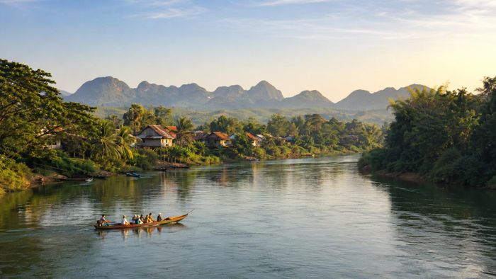 Du khách trải nghiệm cảnh quan sông Mekong, không gian kết nối những điểm đến giàu bản sắc của tiểu vùng.