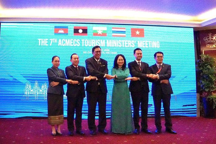 Đại diện các quốc gia thể hiện tinh thần đoàn kết và quyết tâm chung tay phát triển du lịch tiểu vùng Mekong.