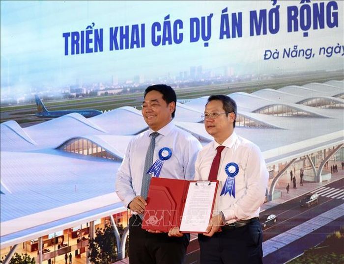 Lãnh đạo thành phố Đà Nẵng trao quyết định chấp thuận chủ trương đầu tư cho Tổng công ty Cảng hàng không Việt Nam tại lễ công bố.