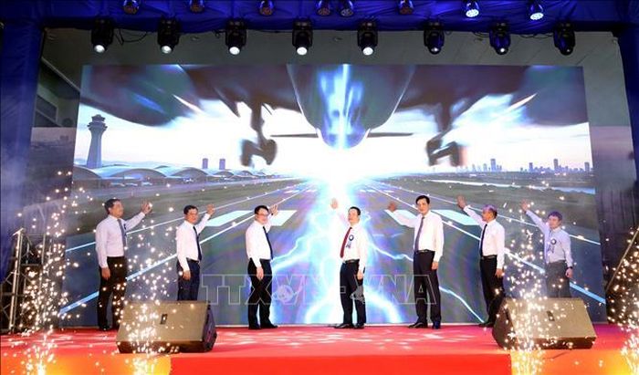 Lãnh đạo thành phố Đà Nẵng và các đại biểu thực hiện nghi thức khỏi động dự án tại lễ công bố.