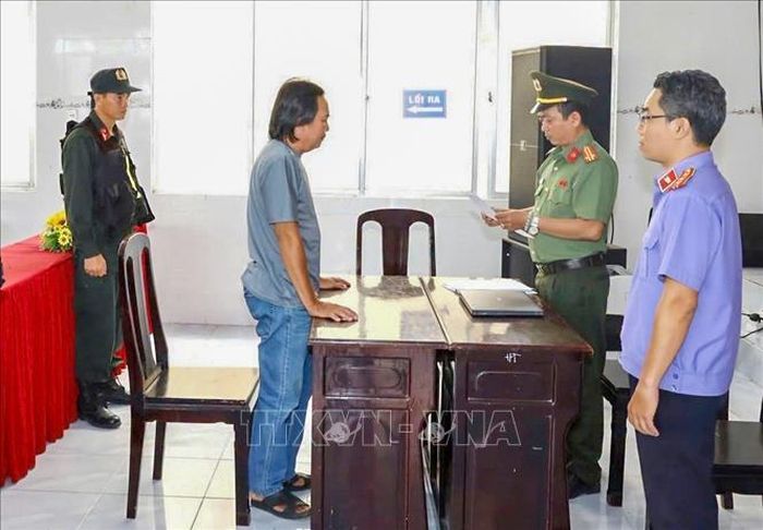 Cơ quan điều tra tống đạt các quyết định đối với bị can Nguyễn Ngọc Thảo. Ảnh: TTXVN phát