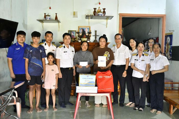 Đoàn công tác tặng quà tại gia đình cháu Nguyễn Ngô Khánh Hân, học sinh lớp 12, Trường THPT Bưng Riềng.
