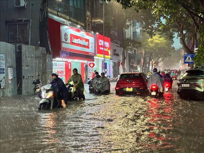 Mưa lớn gây ngập cục bộ trên phố Đội Cấn. Ảnh: Lê Đông/TTXVN