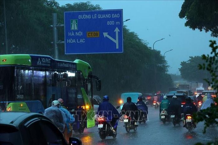 Mưa lớn vào giờ cao điểm gây ùn tắc cục bộ. Ảnh: Văn Điệp/TTXVN