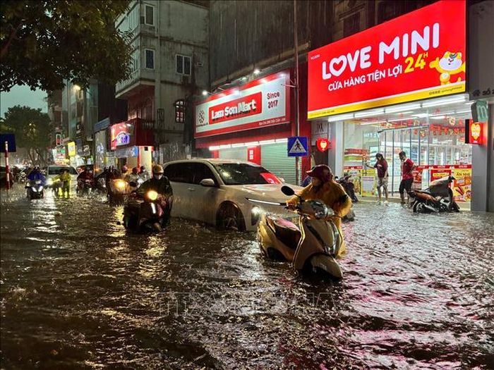 Mưa lớn gây ngập cục bộ trên phố Đội Cấn. Ảnh: Lê Đông/TTXVN