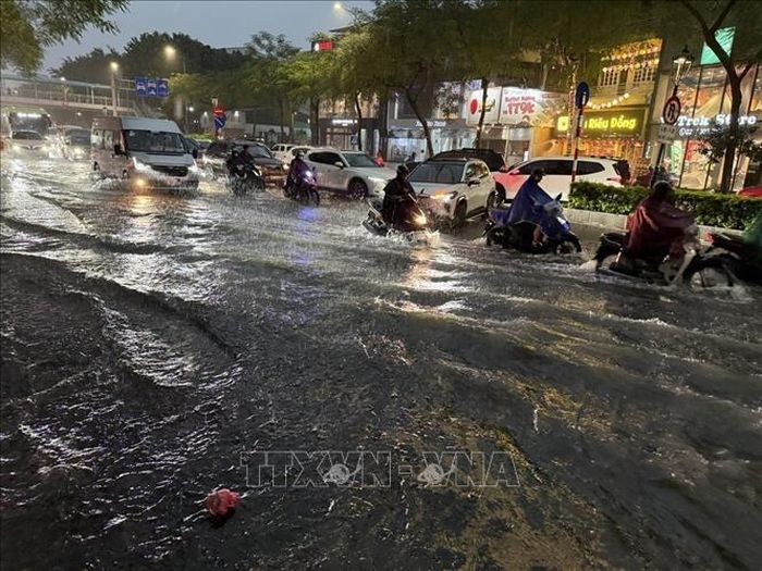 Giao thông hỗn loạn do mưa lớn và nước ngập trên đường Nguyễn Văn Cừ. Ảnh: An Đăng/TTXVN