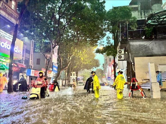 Mưa lớn gây ngập cục bộ trên phố Đội Cấn. Ảnh: Lê Đông/TTXVN