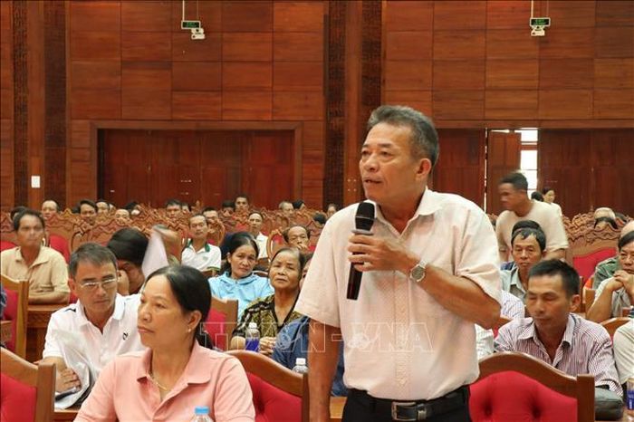 Người dân nêu các kiến nghị, khiếu nại đến các cơ quan chức năng.