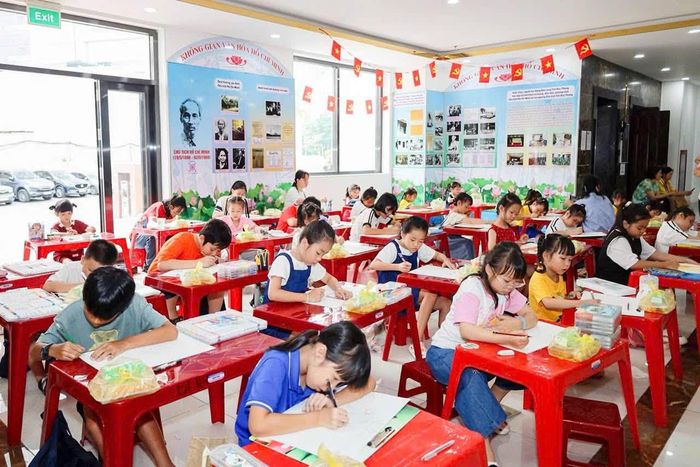 Các em học sinh trong cuộc thi vẽ "Thiếu nhi TP Hồ Chí Minh với Bác Tôn" năm 2026.