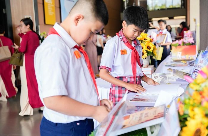 Các em học sinh say sưa bên các tác phẩm văn học, lịch sử.