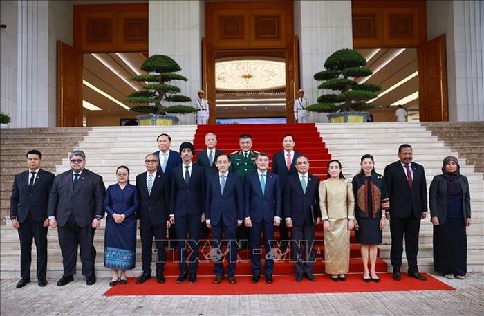 Thủ tướng Lê Minh Hưng cùng các Đại sứ, Đại biện các nước ASEAN tại Việt Nam chụp ảnh lưu niệm. Ảnh: Dương Giang/TTXVN