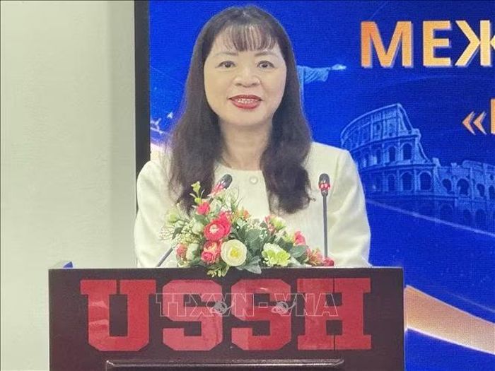Bà Đặng Thị Thu Hương, Phó Hiệu trưởng Trường Đại học Khoa học Xã hội và Nhân văn - Đại học Quốc gia Hà Nội phát biểu khai mạc toạ đàm.