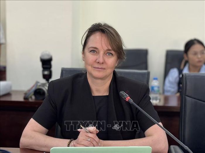 Bà Yulia Gulyukhan, Cố vấn Tổng Thư ký, Trưởng Ban Hợp tác Kinh tế Hội đồng Nhân dân Thế giới tham luận tại toạ đàm.
