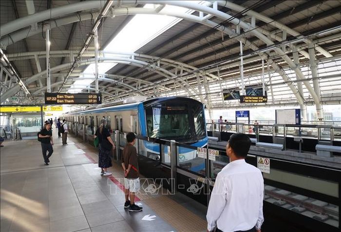 Hành khách đón tàu metro hướng từ Thủ Đức vào trung tâm Thành phố Hồ Chí Minh. Ảnh tư liệu: Hồng Đạt/TTXVN