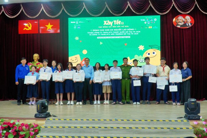 Ban tổ chức và các đơn vị đồng hành trao học bổng “Xây nền ước mơ” cho con em công nhân tại TP Hồ Chí Minh.