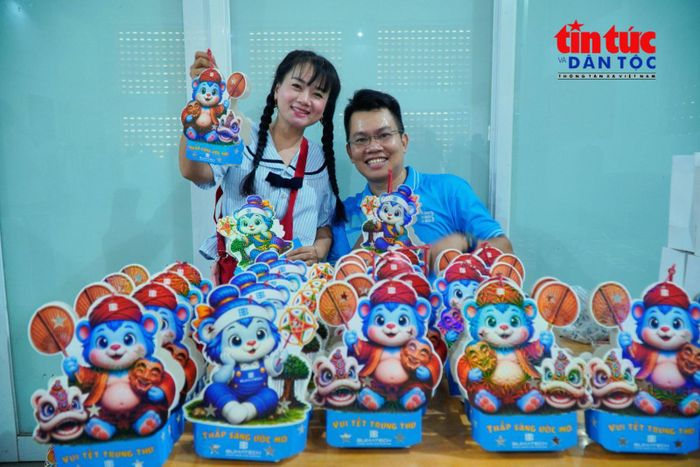 Bên cạnh trao học bổng, ban tổ chức còn bố trí không gian ẩm thực và nhiều phần quà dành tặng các em học sinh.