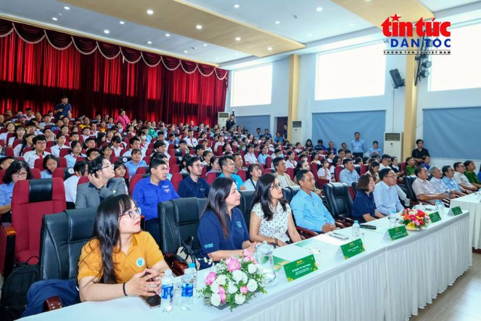 Quang cảnh chương trình trao học bổng “Xây nền ước mơ” tại TP Hồ Chí Minh.