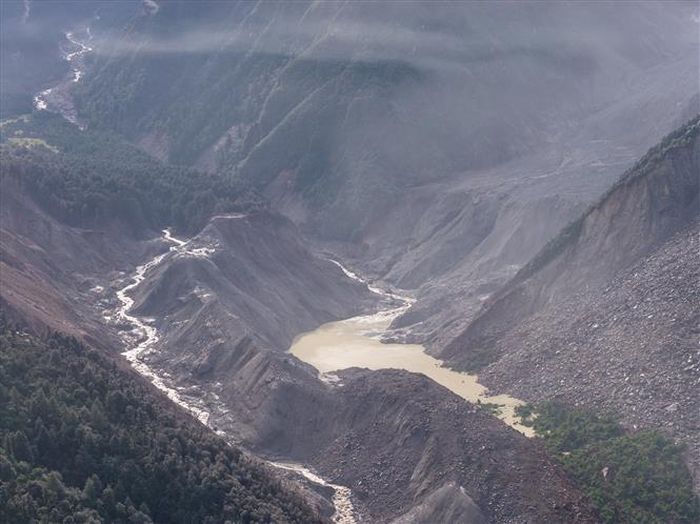 Một hồ chắn hình thành sau vụ sạt lở đất tại Nepal ngày 27/8/2026. Ảnh: THX/TTXVN phát