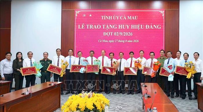 Lãnh đạo Tỉnh uỷ Cà Mau chúc mừng các đồng chí lãnh đạo, nguyên lãnh đạo tỉnh được trao tặng Huy hiệu Đảng dịp Quốc khánh.