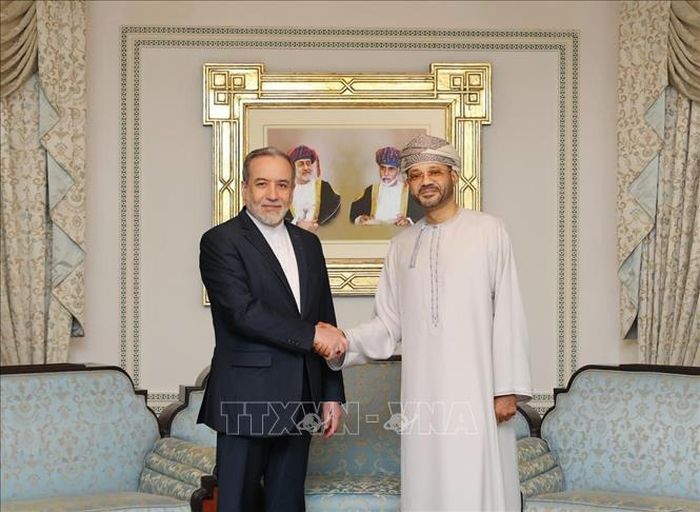 Ngoại trưởng Oman Sayyid Badr bin Hamad bin Hamood Albusaidi (phải) trong cuộc gặp người đồng cấp Iran Seyed Abbas Araghchi tại Muscat (Oman) ngày 6/2/2026. Ảnh: THX/TTXVN