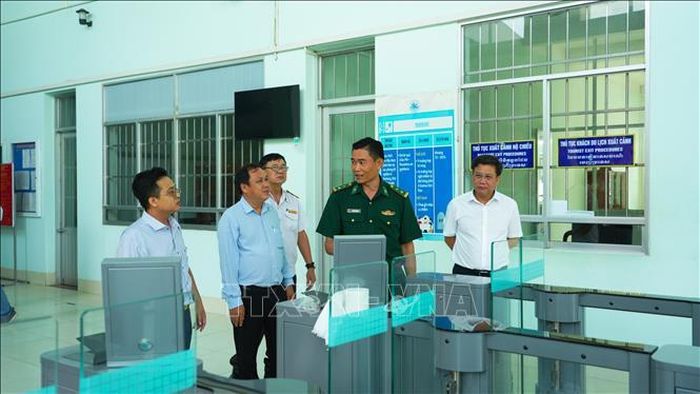 Các lực lượng chức năng trao đổi về điều kiện cơ sở vật chất, trang thiết bị tại khu vực kiểm soát cửa khẩu.