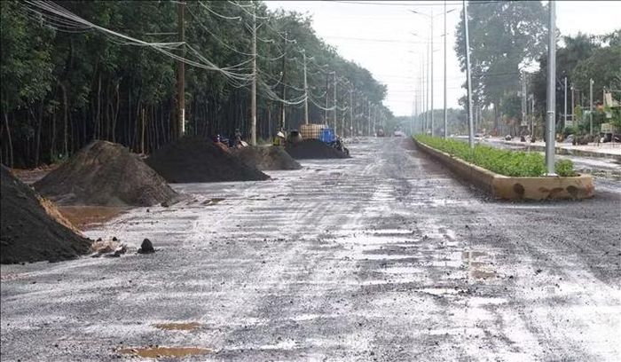 Tuyến đường vào Khu công nghiệp Long Tân dài gần 1,6 km được triển khai từ năm 2021 nhưng đến nay vẫn chưa hoàn thành, nhiều đoạn còn dang dở, ảnh hưởng đến việc đi lại của người dân. Ảnh: Đậu Tất Thành/TTXVN