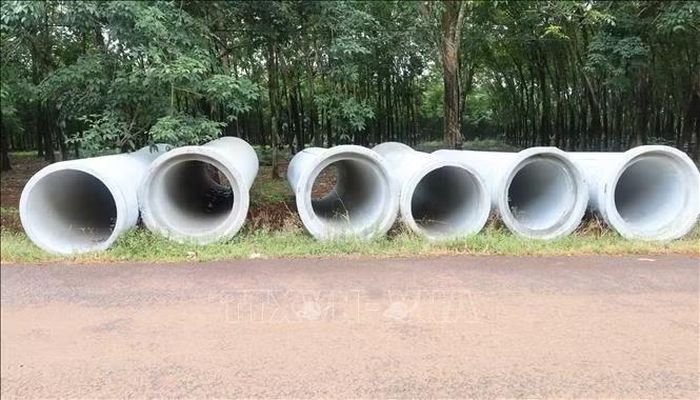 Nhà thầu tập kết nhiều cống bê tông đúc sẵn dọc tuyến ĐH. Long Hưng - Long Bình để phục vụ thi công dự án nâng cấp, mở rộng đường. Ảnh: Đậu Tất Thành/TTXVN