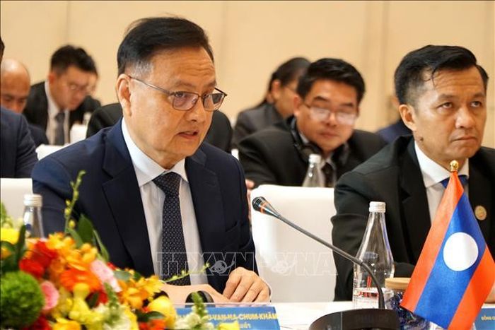 Phó Thủ tướng, Bộ trưởng Bộ Tài chính Lào, Chủ tịch Ủy ban hợp tác Lào - Việt Nam Santiphab Phomvihane (bên trái) phát biểu tại Hội nghị. Ảnh: Quốc Dũng/TTXVN