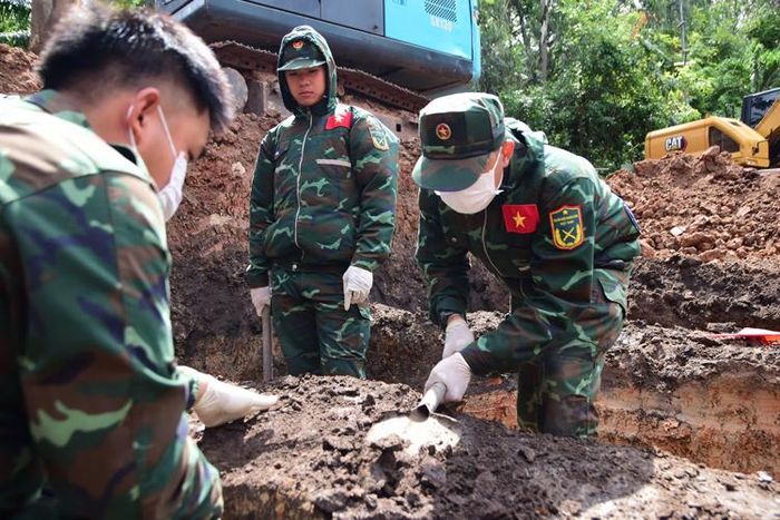 Lực lượng tham gia tìm kiếm hài cốt liệt sĩ tại Khu B, Công viên Lê Thị Riêng.