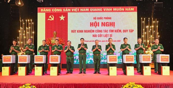 Lãnh đạo Bộ Quốc phòng trao quà tặng các lực lượng làm nhiệm vụ tìm kiếm, quy tập hài cốt liệt sĩ.