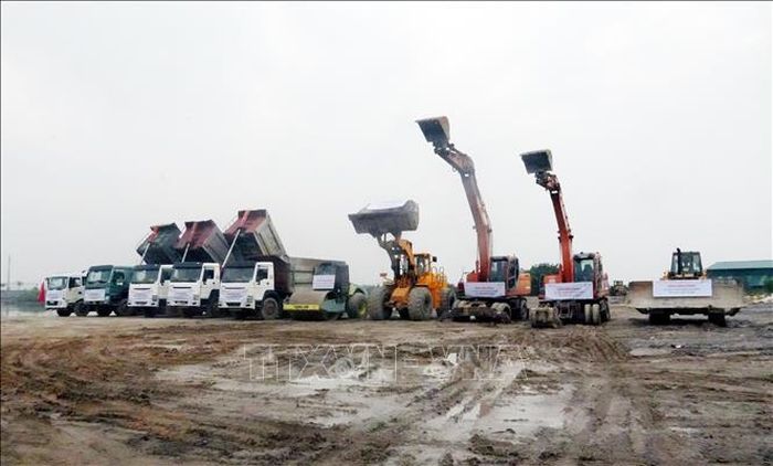 Khởi công dự án cụm công nghiệp phục vụ ngành công nghiệp hỗ trợ ở phường Việt Hưng. Ảnh: Văn Đức/TTXVN