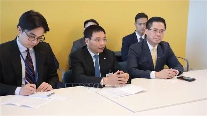 Phó Thủ tướng Chính phủ Nguyễn Văn Thắng (thứ 2, trái sang) phát biểu tại cuộc gặp.