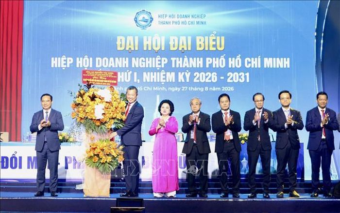 Ông Nguyễn Văn Được, Chủ tịch UBND TP. Hồ Chí Minh tặng hoa chúc mừng đại hội.