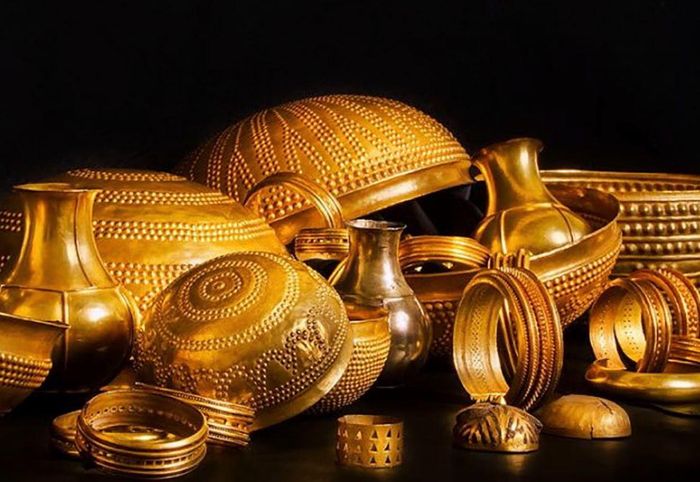 Kho báu Villena bao gồm 29 chiếc vòng tay, 11 chiếc bát, ba chiếc bình cùng các hiện vật khác có niên đại từ năm 1000 trước Công Nguyên. Ảnh: Bảo tàng Villena/EPA