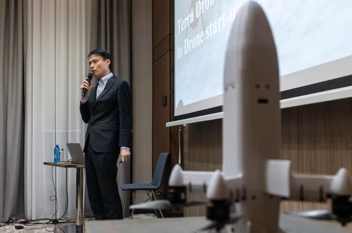 Ông Toru Tokushige, CEO của Terra Drone, phát biểu tại cuộc họp báo chung do Terra Drone và công ty Amazing Drones của Ukraine tổ chức ở Kiev, ngày 31/3/2026. Ảnh: Global Images Ukraine