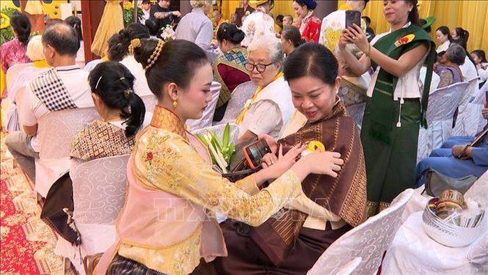 Nghi thức Bông hồng cài áo tại Đại lễ Vu lan - Báo hiếu PL.2570. Ảnh: Xuân Tú/PV TTXVN tại Lào