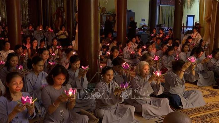 Lễ thắp nến hoa đăng tri ân cha mẹ tại chùa Phật Tích. Ảnh: Xuân Tú/PV TTXVN tại Lào
