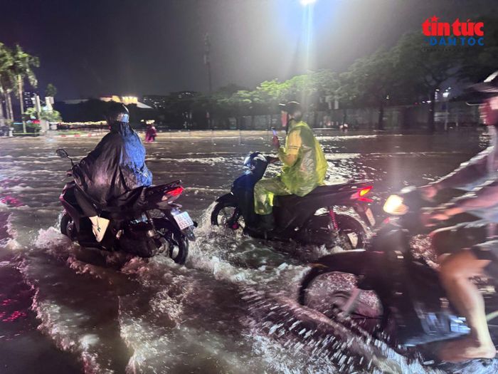 Mưa lớn liên tục trụt xuống Hà Nội vào chiều tối ngày 27/8, khiến nhiều tuyến phố bị ngập úng cục bộ.