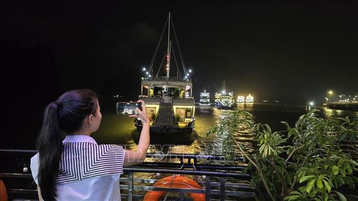 Du khách háo hức chiêm ngưỡng vẻ đẹp lung linh của Di sản thiên nhiên thế giới vịnh Hạ Long về đêm.