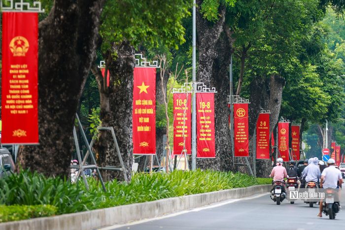 Tại nhiều tuyến phố như: Hoàng Diệu, Hùng Vương, Đinh Tiên Hoàng, Thanh Niên, Điện Biên Phủ... đều rực rỡ sắc đỏ của màu cờ, băng rôn, khẩu hiệu, tranh cổ động, pano lớn...