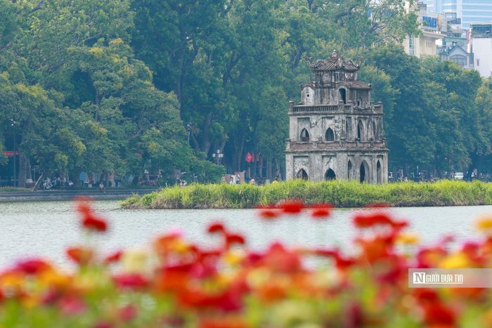 Theo kế hoạch, Thành phố Hà Nội triển khai 150 hồng kỳ, 718 băng rôn dọc, 47 pano, 2 cụm cột cờ khổ lớn cùng 300 Quốc kỳ, Đảng kỳ tại các khu vực trọng điểm, các tuyến phố trung tâm và không gian công cộng.
