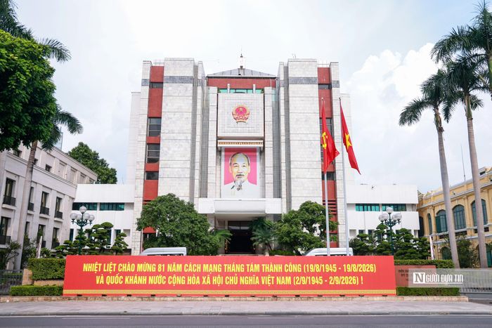 Khẩu hiệu mang dòng chữ "Nhiệt liệt chào mừng kỷ niệm 81 năm Quốc khánh Nước Cộng hòa xã hội chủ nghĩa Việt Nam" được trang trí khắp các tuyến phố. Ảnh trụ sở UBND Thành phố Hà Nội trang hoàng.